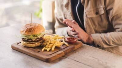 Тек фаст-фудпен тамақтанатын студенттер саны артқан. Зерттеу нәтижесі