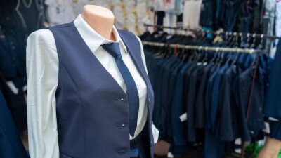 Бір оқушыны мектепке дайындауға 100 мың теңге жете ме? Алматы жәрмеңкелерінен фоторепортаж