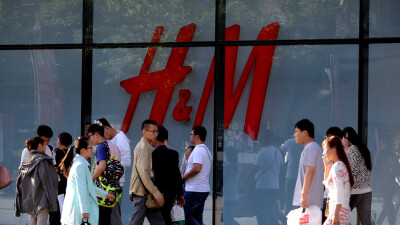 Қытайда сауда орындарының иелері бойкоттан кейін H&M дүкендерін жаба бастады