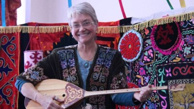 "Қазақтың "уайымдама" және "құдай қаласа" сөздері ұнайды". Америкалық Виктория Шарбону қалай Вика апа атанды?