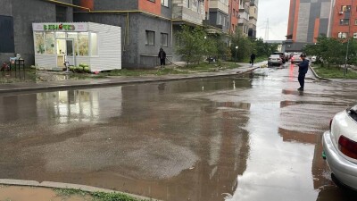 Нөсерлеп жауған жаңбырдан соң Алматы көшелері мен аулаларын су басты