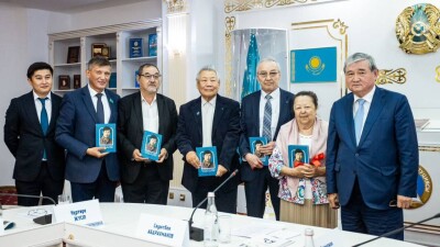 Оралхан Бөкей туралы "Шолпандай таң алдында туып-батты" кітабы жарық көрді