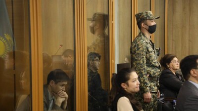 "Енді ұрса, өлтіреді дедім". Салтанат Нүкенованың ағасы сотта қарындасының беті көгерген суретін көрсетті