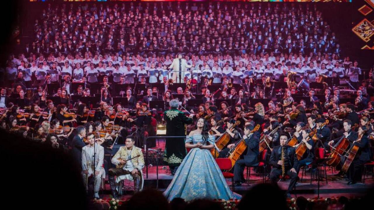 Мәдениет және өнер қызметкерлері күніне орай 1000 музыкант бір сахнада өнер көрсетті