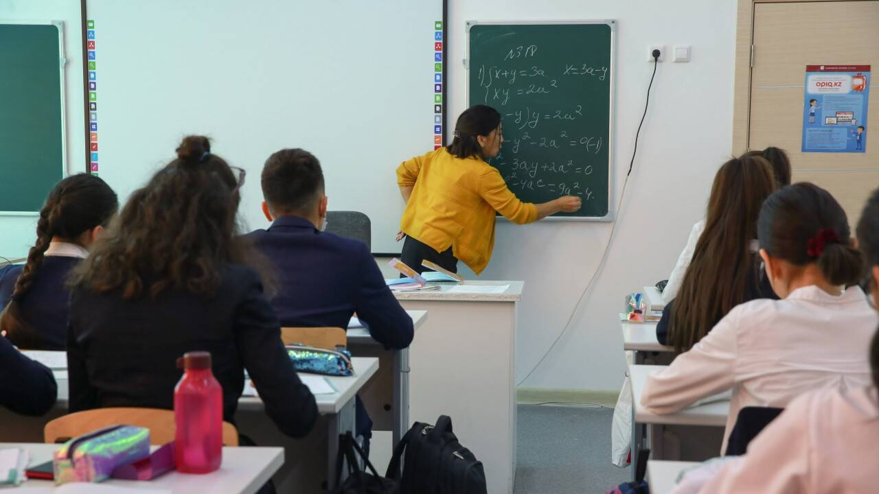 "Басты себеп – жалақының аздығы". Атырау мектептерінде 600-ден астам мұғалім тапшы