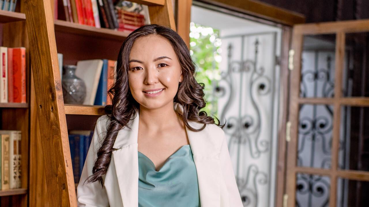 оның юбкасының астындағы есекке кондырды Сексуалды киска