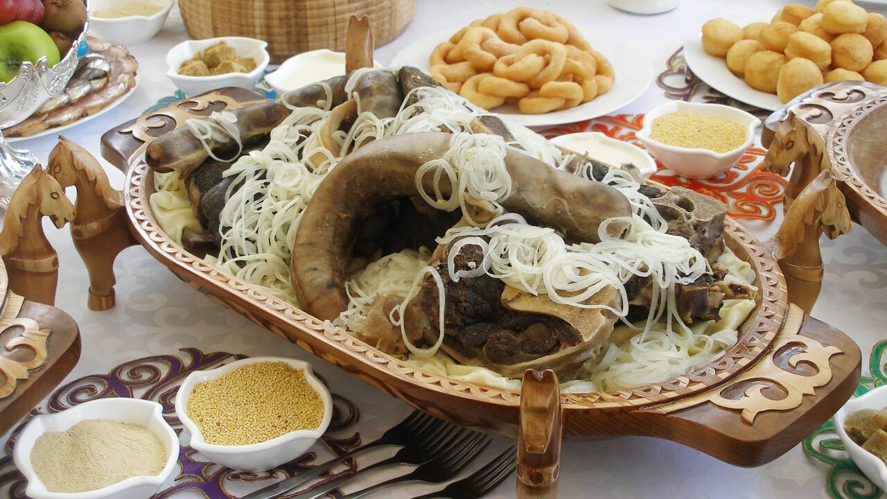 Үш жігіт менің әйелімді есекке ебет