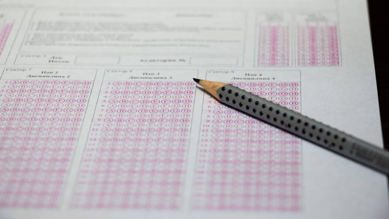 "Көзбояушылық". Тоқаев ҰБТ нәтижесі мен мектептегі бағада кемі 30 пайыз айырма барын айтты