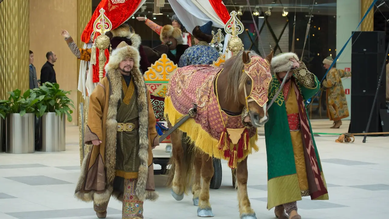 Көпшілік қызды шұлық киіп жатыр