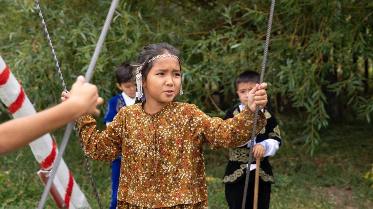 Қара жігіт Сара Джейдің үйіне жиһаз әкеліп жатқанда, ол оны жіберді, ал анасы оған киска берді)