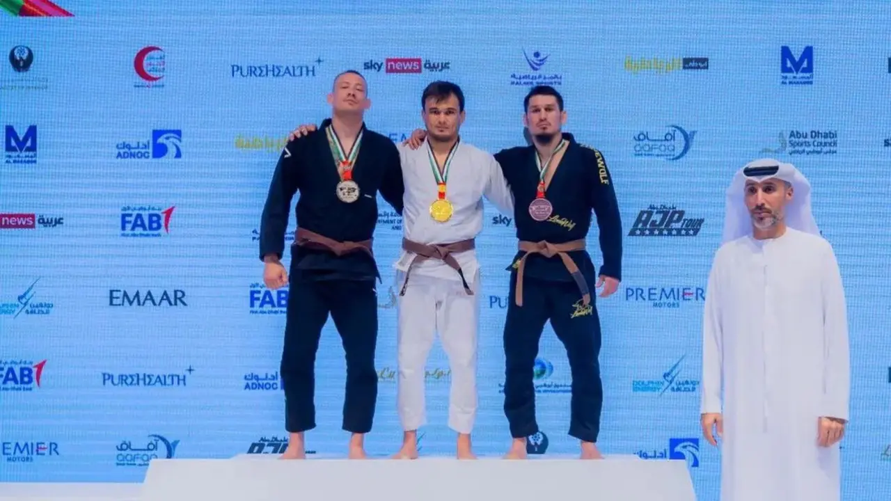 Әкесі қызын аңдып жүрген