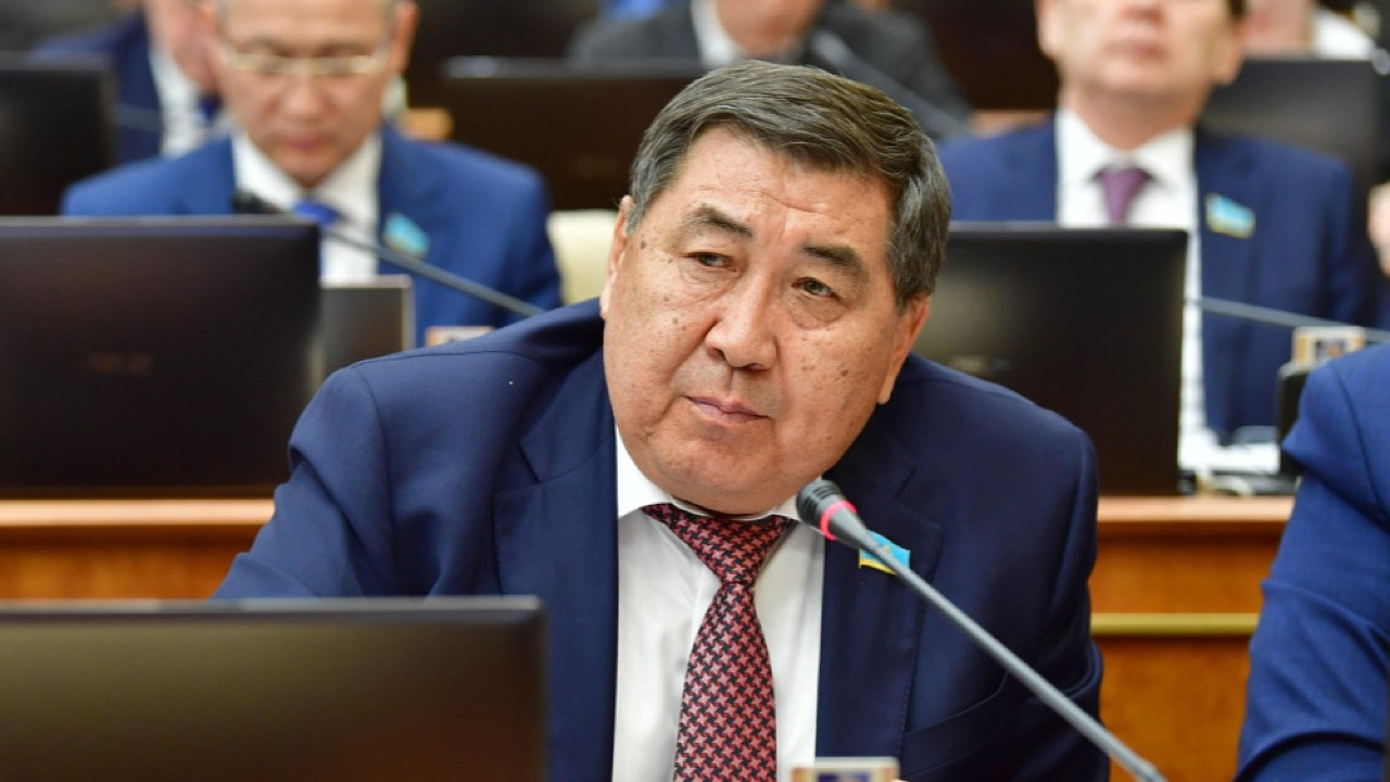 Ермұрат Бапи. Фото: Мәжілістің баспасөз қызметі