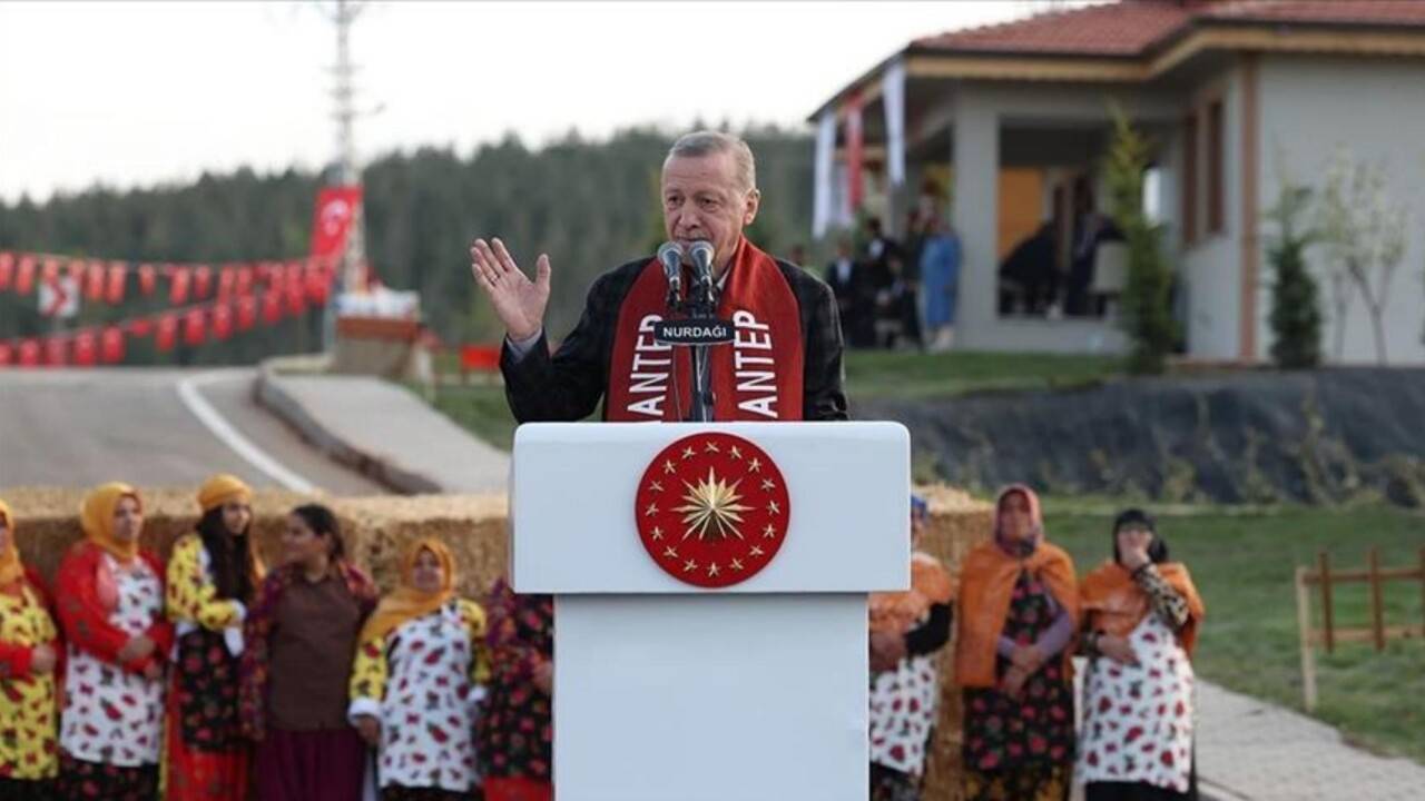 Түркияда жер сілкінісінен зардап шеккендердің бір тобы баспаналы болды