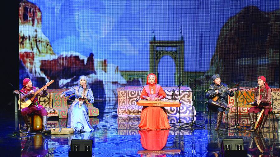 Дәстүрлі өнерді ру мен жер тарихынан бөлек зерттеуге болмайды