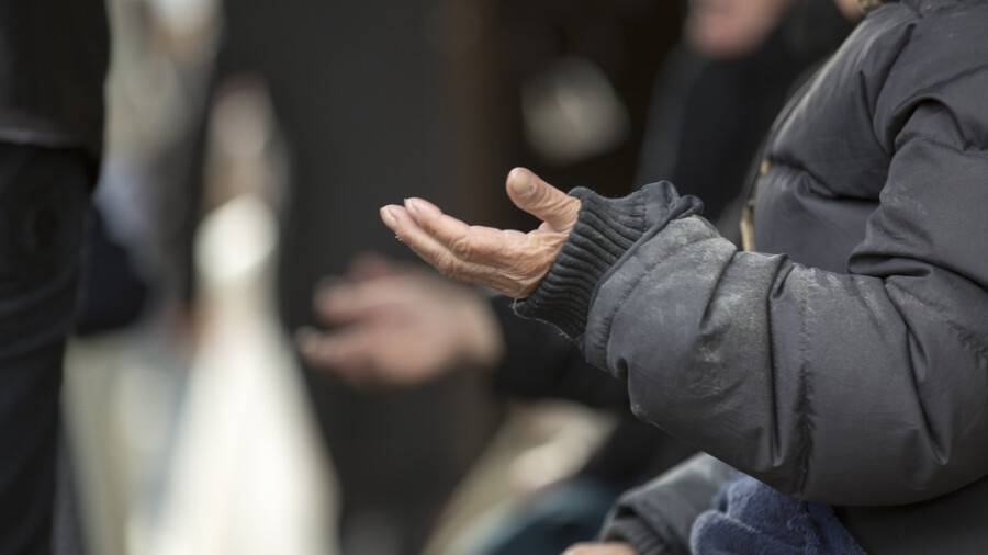 "Мешітте қайыр тілеп, көшеде түнейміз". Көпбалалы аналарға кім көмек береді?