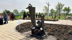 Бішкекте "Ы" әрпіне ескерткіш ашылды. Фото