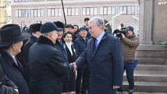 Президент жазушы Шерхан Мұртаза ескерткішіне гүл шоғын қойды