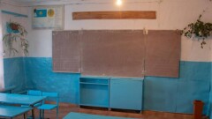 Бір кабинетте екі сынып оқиды: екі тақта қарсы қабырғаларға ілінген