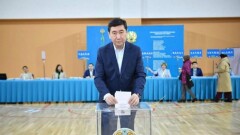 Amanat партиясының төрағасы Ерлан Қошанов сайлауда дауыс берді
