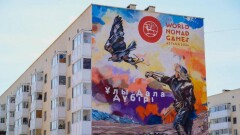 Астанада жаңа мурал: Тұрғын үй қабырғасы бүркітші бейнесімен безендірілді
