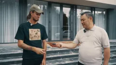 Садыр Жапаров Ыстықкөлді қоқыстан тазартып жүрген экобелсендіге көлік сыйлады