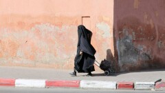 Паранжаға тыйым: Қырғызстанда бетті бүркейтін киім кигендерге айыппұл салынбақ