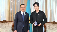 Сенат төрағасы Димаш Құдайбергенге Ізгі ниет елшісі белгісін табыс етті