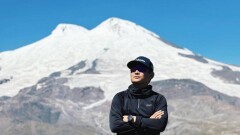 Қазақстандық өнерпаз Эльбрус шыңында "Адай" күйін орындады