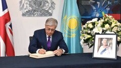 Тоқаев Ұлыбритания елшілігіне барып, II Елизавета патшайымның қайтыс болуына байланысты көңіл айтты