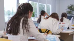 Жас мұғалімдердің көбі неге үш жылға жетпей мектептен кетеді? Министр жауабы
