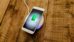 Ұялы телефонды тоққа қосылған күйі қалдыруға заңмен тыйым салынбақ