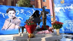 Алматыда опера әншісі Ермек Серкебаевтың ескерткіші ашылды