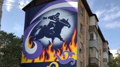 Алматыда батыр кейпіндегі өрт сөндіруші бейнеленген мурал салынды
