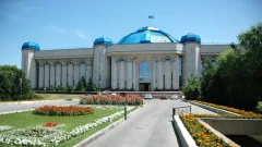 Алтынбек Қоразбаев пен Сәуле Жанпейісова музыкалық аспаптары мен сахналық костюмдерін музейге табыстайды
