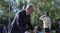 Тоқаев саяси қуғын-сүргін және ашаршылық құрбандарының рухына тағзым етті