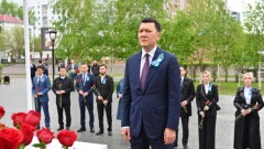 Мемлекеттік кеңесші Ерлан Қарин Талғат Бигелдиновтің ескерткішіне гүл шоқтарын қойды