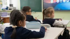 "Бұл әділ емес". Оқу министрі ТЖБ-ның тоқсандық бағаның жартысына тең екені туралы