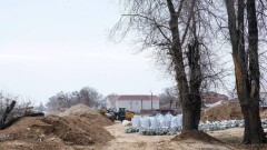 Атырауда бөгетті бұзып, құм толы қапшықтарды ұрлағандар ұсталды