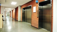 Депутаттар "жайлы мектептерде" лифт орнатуды естен шығармауды тапсырды