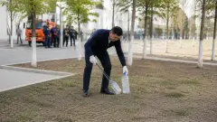 Көшеде қоқыс жинаған әкімдер: Арзан пиар ма, шын жанашырлық па