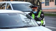 Қозғалыс кезінде көлігінің терезесінен жартылай жалаңаш қыз шыққан алматылық жүргізушіге төрт айып тағылды