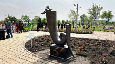 Бішкекте "Ы" әрпіне ескерткіш ашылды. Фото