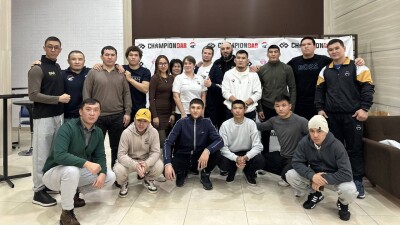 AlmaU студенттері мен DAR Team командасы Шавкат Рахмонов пен Иэн Гарридің жекпе-жегін бірге тамашалады
