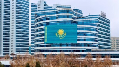 Amanat белсенділері партия ғимаратына ең үлкен Мемлекеттік Туды ілді