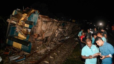 Бангладеште екі пойыз соқтығысып, 17 адам қаза тапты