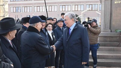 Президент жазушы Шерхан Мұртаза ескерткішіне гүл шоғын қойды