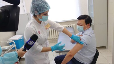 Алексей Цой коронавирусқа қарсы отандық QazVac вакцинасын алды