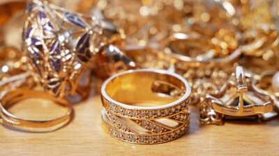 "Ломбардтар алтын-күмісті Швейцарияға өткізіп жатыр". Үкімет басшысының депутаттарға жауабы