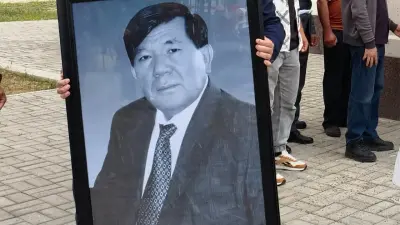 Мұхтар Шаханов Арыстан баб кесенесі маңындағы Қоғам ауылының зиратына жерленді