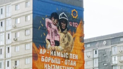Алматыда өрт сөндіруші бейнеленген жаңа мурал салынды